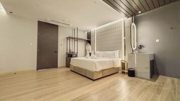 Suite ejecutiva | Caja fuerte, escritorio, cortinas opacas y tabla de planchar con plancha