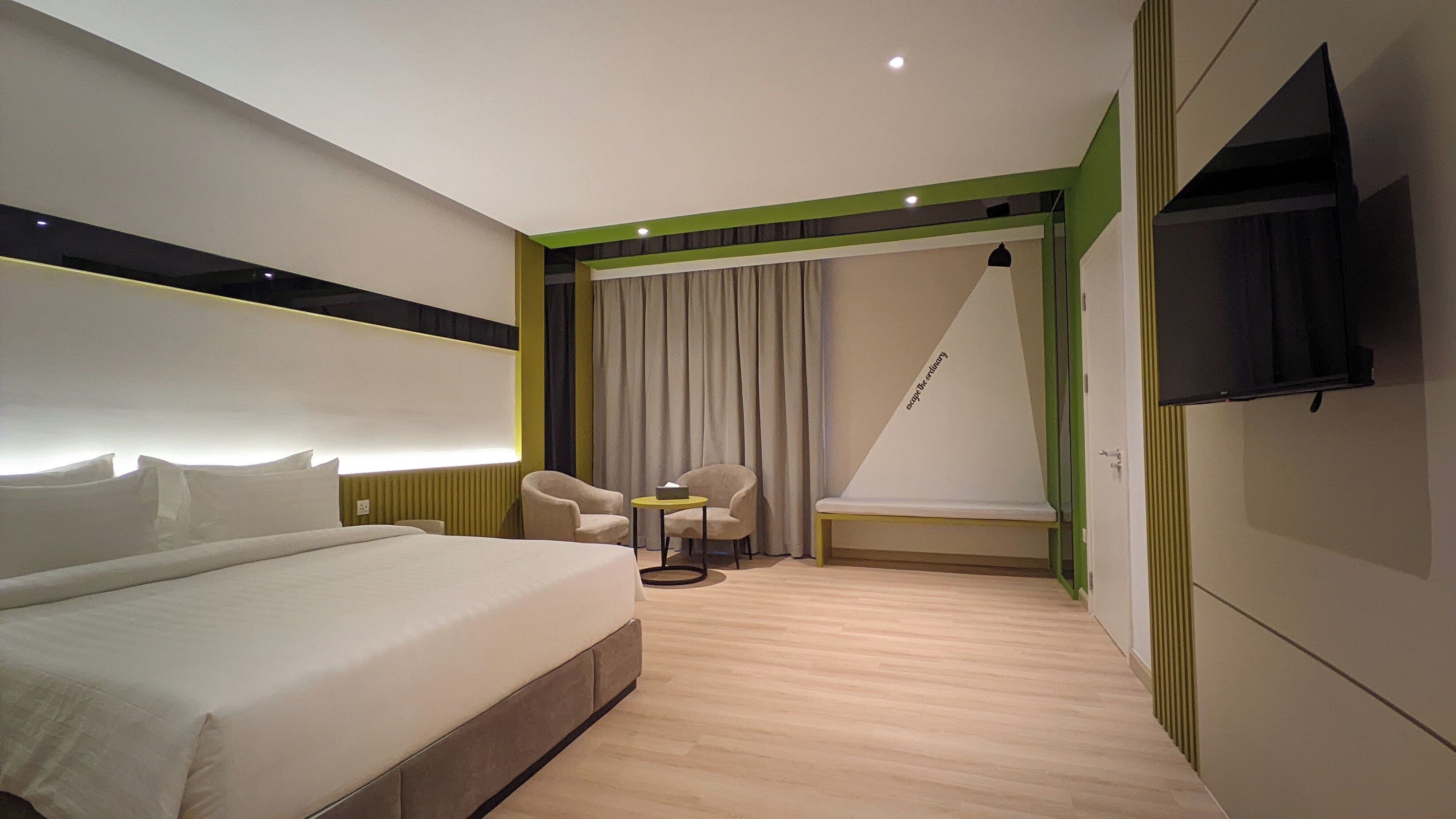 Caja de seguridad en la habitación, escritorio y cortinas blackout 