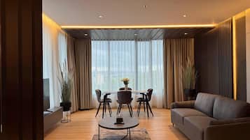 Executive Suite | Living area | 32-inch TV with cable channels