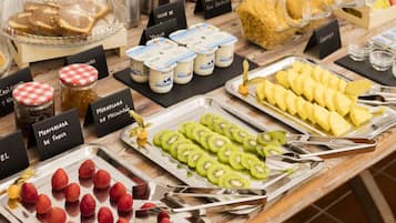 Petit déjeuner buffet (9 EUR par personne)