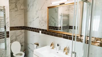 Deluxe Single Room | Bathroom | Free toiletries, hair dryer, towels, soap
