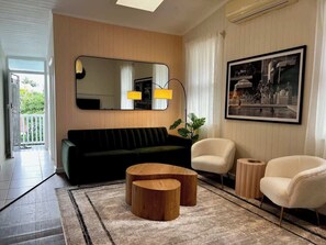 Televisión y oficina 