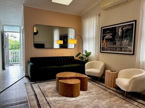 TV connectée, livres, espaces bureaux