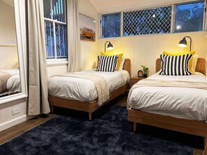 3 habitaciones, tabla de planchar con plancha, wifi y ropa de cama 