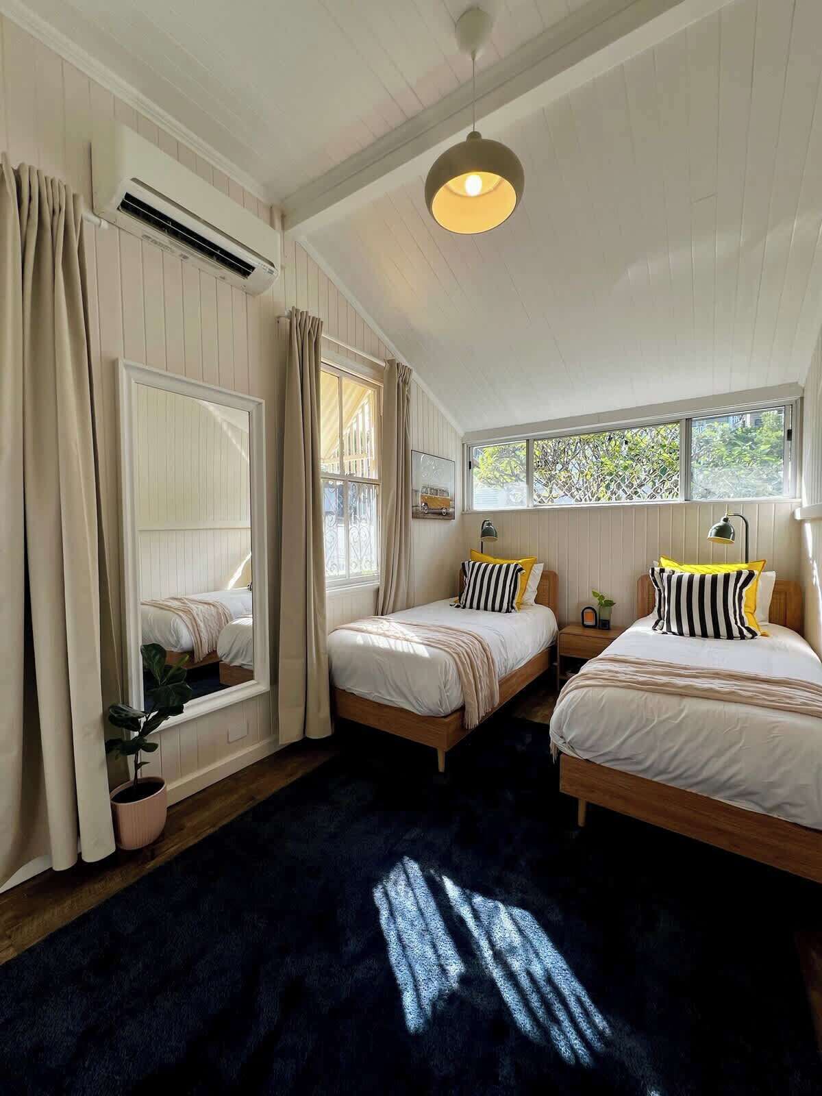 3 bedrooms, iron/ironing board, WiFi, bed sheets