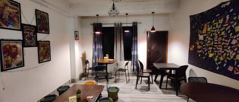 Chambre avec lits jumeaux, balcon, vue colline