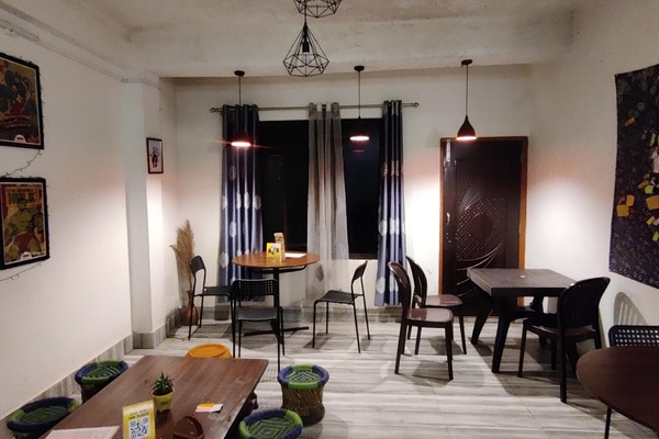 Habitación básica con 2 camas individuales, balcón, vistas a la colina | Wifi gratis