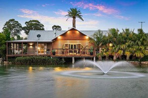 Exterior - Lilies Lakeside Spa Villa - 2 Bedroom - Escape in style to Lilies luxury retreat (LOVEDALE)