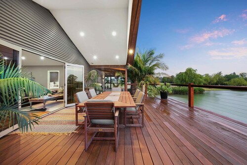 Lilies Lakeside Spa Villa - 2 Bedroom - Escape in style to Lilies luxury retreat