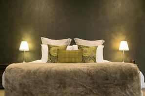 1 bedroom, iron/ironing board, Internet, bed sheets - Lilies Lakeside Spa Villa - 1 Bedroom - Your romantic getaway destination (LOVEDALE)