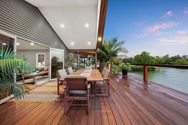 Outdoor dining - Lilies Lakeside Spa Villa - 1 Bedroom - Your romantic getaway destination (LOVEDALE)