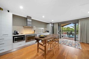 Microwave, dishwasher, coffee/tea maker - Lilies Poolside Villa - Romance and tranquility in the heart of Lovedale (LOVEDALE)