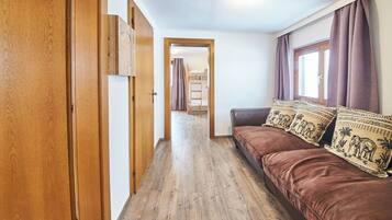 Classic House, Mountain View | Blackout curtains, iron/ironing board, free WiFi