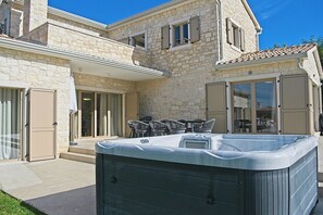 Outdoor spa tub - Sun Spalato Villa Teranina (Jadruhi)