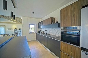 Luxury Villa, Courtyard View | Private kitchen
