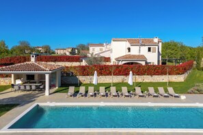 Piscine extérieure, parasols, chaises longues