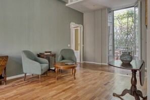 Apartamento, sacada | Área de estar | TV LED 32 polegadas com canais digitais