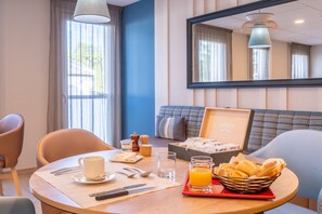 Dagelijks continentaal ontbijt (EUR 12.90 per persoon)