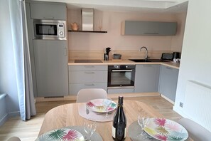 Réfrigérateur, four à micro-ondes, un four, surface de cuisson