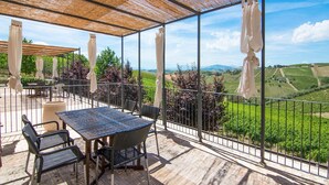 Outdoor dining - Apartment near Assisi with pool and hot tub (San Benedetto del Tronto)