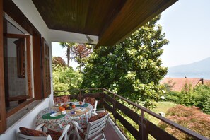 Outdoor dining - Villa in Valdora with Lake Maggiore Views (Ghiffa)