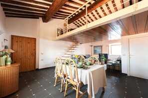 Dúplex, vista al mar | Área de sala de estar