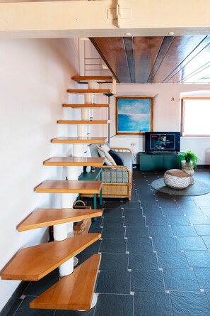 Toetasjesleilighet, sjøutsikt | Oppholdsområde