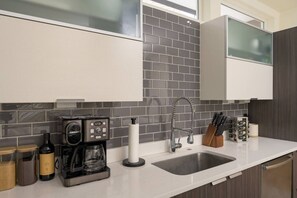 Réfrigérateur, four à micro-ondes, un four, surface de cuisson