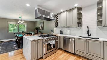 Jääkaappi, mikroaaltouuni, uuni, liesi