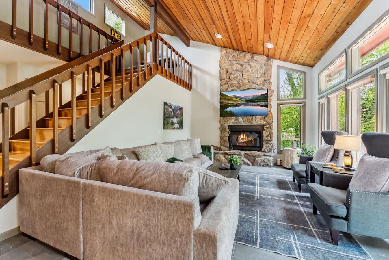 Smart TV, chimenea, futbolito, monitor de computadora