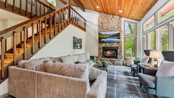 Älytelevisio, takka, pöytäjalkapallopöytä, tietokoneen näyttö