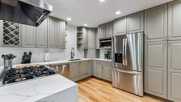 Refrigerador, microondas, horno y parrilla de estufa