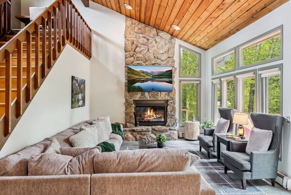 Smart TV, fireplace, foosball, computer monitors - EagleVail Alpine Escape | Riverside Luxe W/ Spa (Avon)