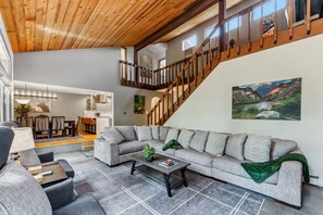 تلفزيون ذكي، مدفأة، كرة قدم الطاولة، شاشة كمبيوتر