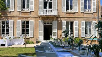 Zona a l'aire lliure per a la celebració de banquets