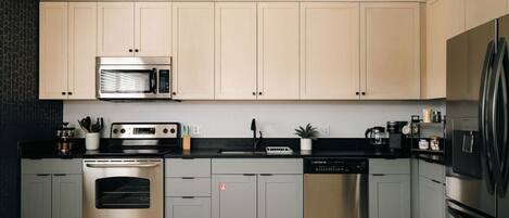 Réfrigérateur, micro-ondes, four, plaque de cuisson