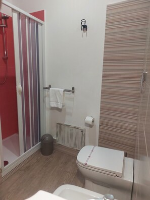 Shower, hair dryer, bidet, towels - Gamez Floor Apartment 67 (Agrigento)