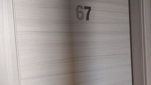 A door with the number 67, a round doorknob, and a keyhole. - Gamez Floor Apartment 67 (Agrigento)