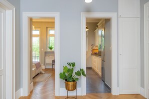 2 sovrum, värdeförvaringsskåp på rummet och skrivbord