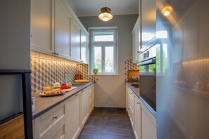 Kühlschrank, Mikrowelle, Ofen, Herdplatte