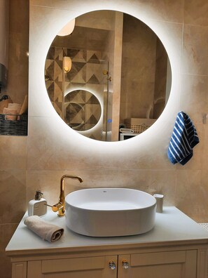 Ducha, secador de pelo, toallas, jabón