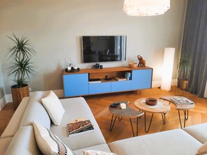 Een televisie en boeken