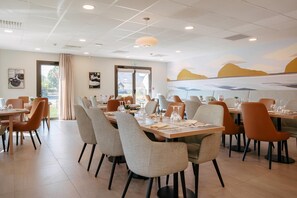 Daily continental breakfast for a fee - Quality Aparthotel Ploërmel (Ploërmel)