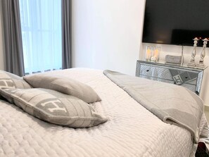 Apartemen Mewah, pemandangan kota | Brankas, tirai kedap cahaya, setrika/meja setrika, dan Wi-Fi gratis