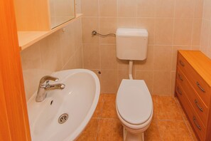 Douche, sèche-cheveux, serviettes fournies