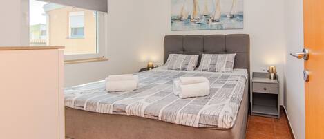 Appartement Standard, balcon, vue partielle sur la mer | Fer et planche Ă repasser, accĂšs au Wi-Fi (inclus)