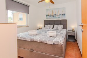 Apartamento estándar, balcón, vistas parciales al mar | Tabla de planchar con plancha y wifi gratis