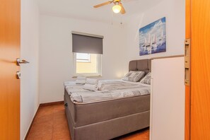 Appartement Standard, balcon, vue partielle sur la mer | Fer et planche à repasser, Wi-Fi gratuit