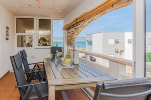 Apartamento estándar, balcón, vistas parciales al mar | Vistas al mar