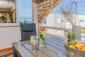 Apartamento estándar, balcón, vistas parciales al mar | Terraza o patio